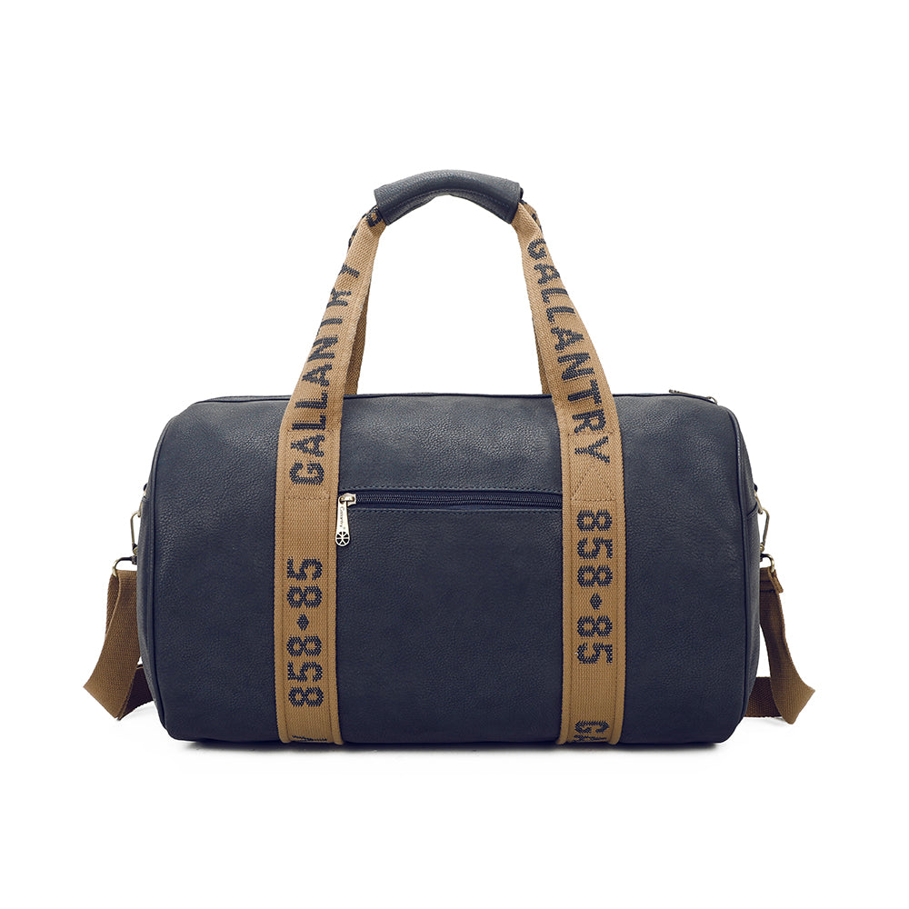 Schwarze Reisetasche mit braunen Griffen und Gurten, weißer Hintergrund.