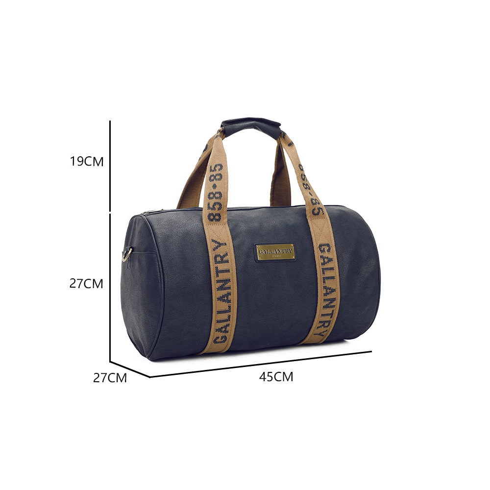 Eine schwarze Reisetasche mit braunen Trägern. Auf der Tasche steht das Wort 'GALLANTRY'.