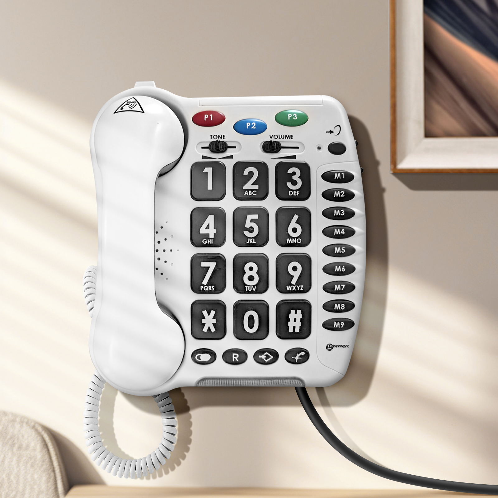 Weißes Telefon mit großen Tasten, Wandmontage, mit beigem Wandhintergrund.
