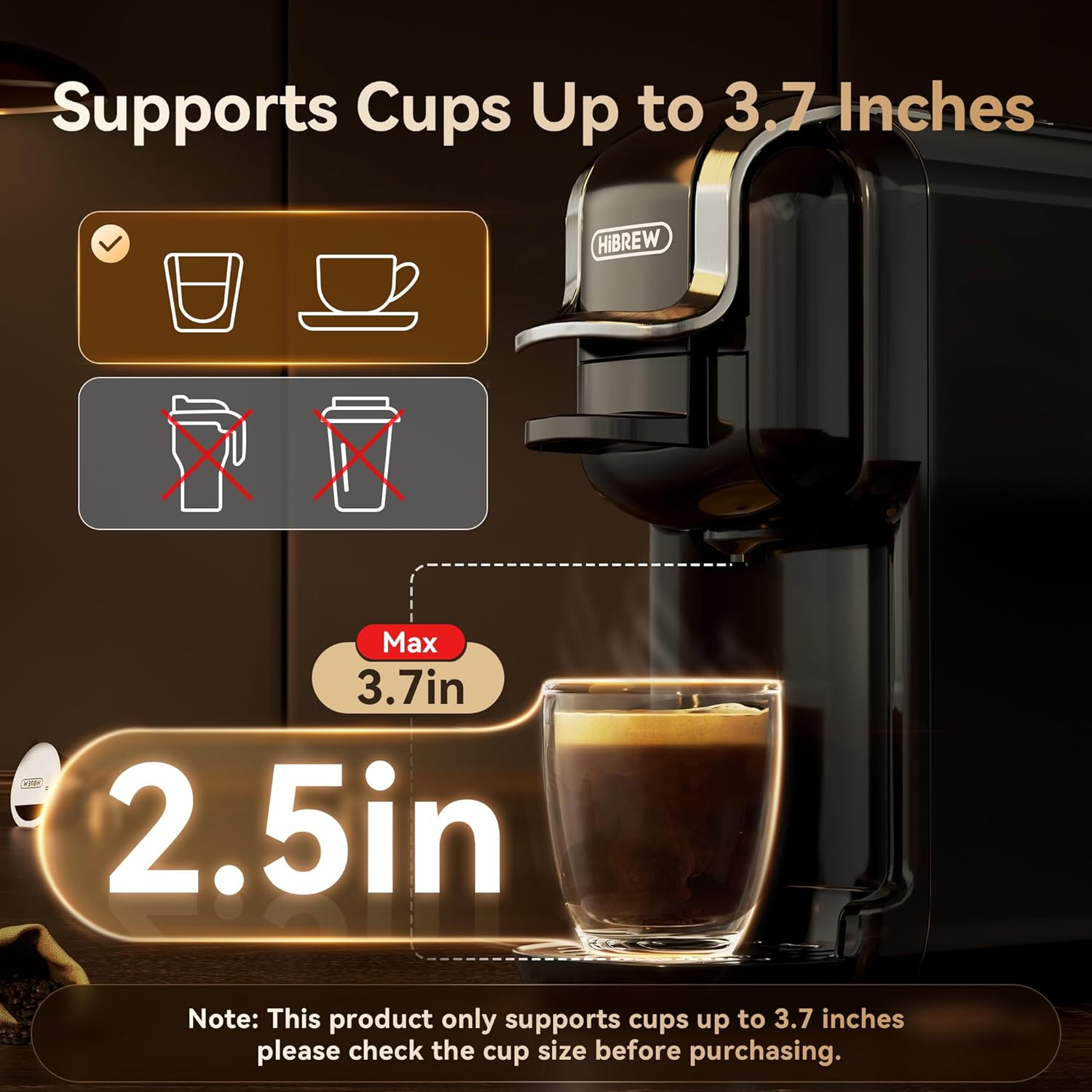 Schwarzer Kaffeeautomat mit Kaffee im Glas, Text: Unterstützt Tassen bis zu 3,7 Zoll, 2,5 Zoll, brauner Hintergrund.