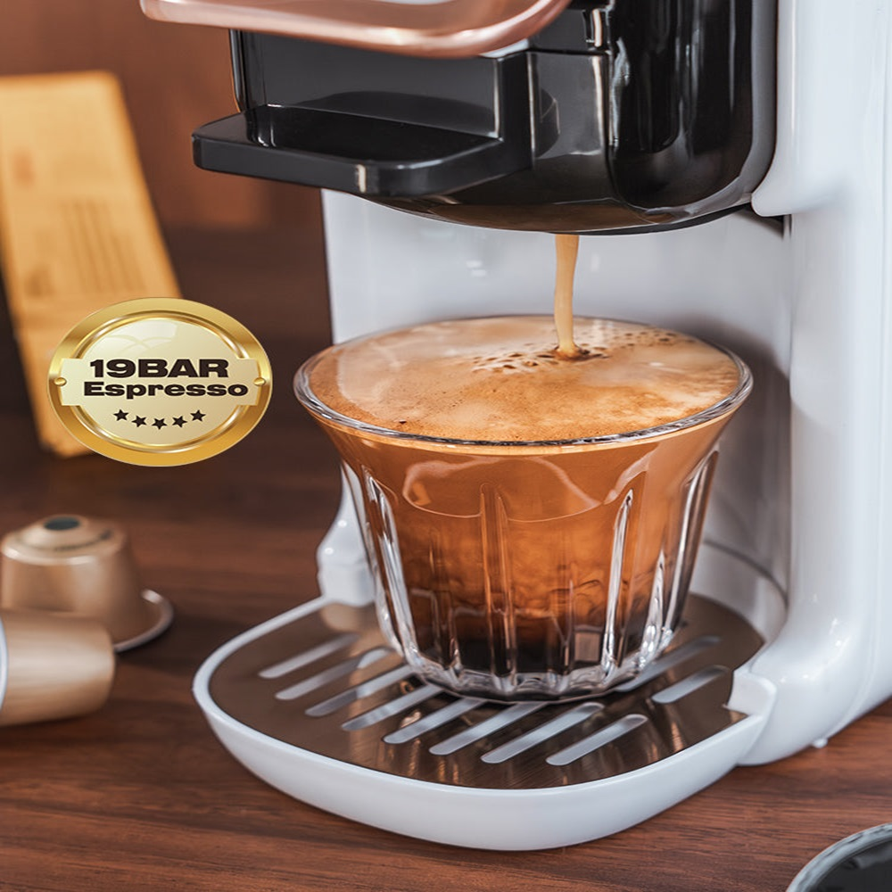 Espressomaschine gießt Kaffee in ein Glas. 19Bar Espresso Logo sichtbar.