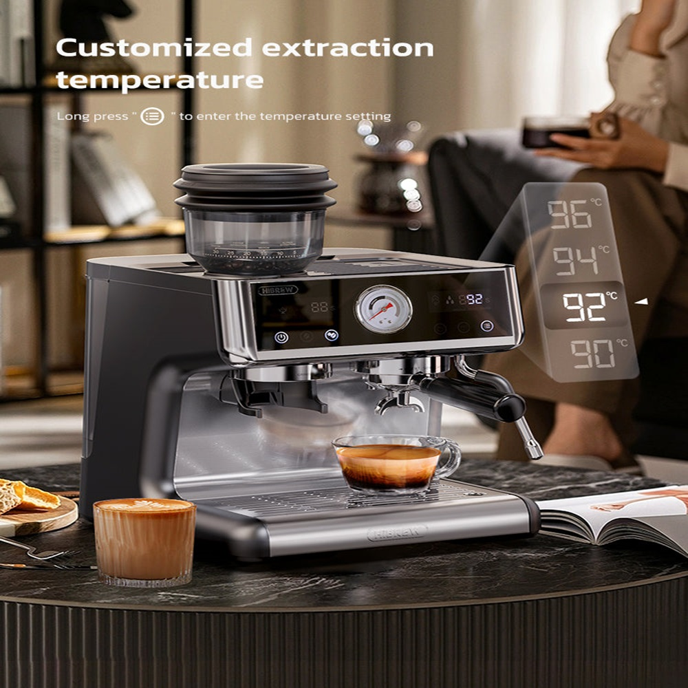 Cafetera espresso preparando café, temperatura personalizada, taza de café y comida en la mesa.