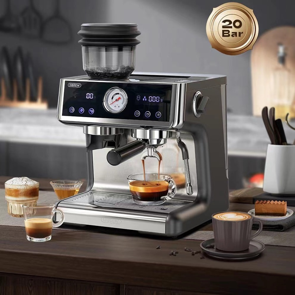 Máquina de espresso con una taza de café que se está vertiendo. Tazas de café están sobre la mesa.