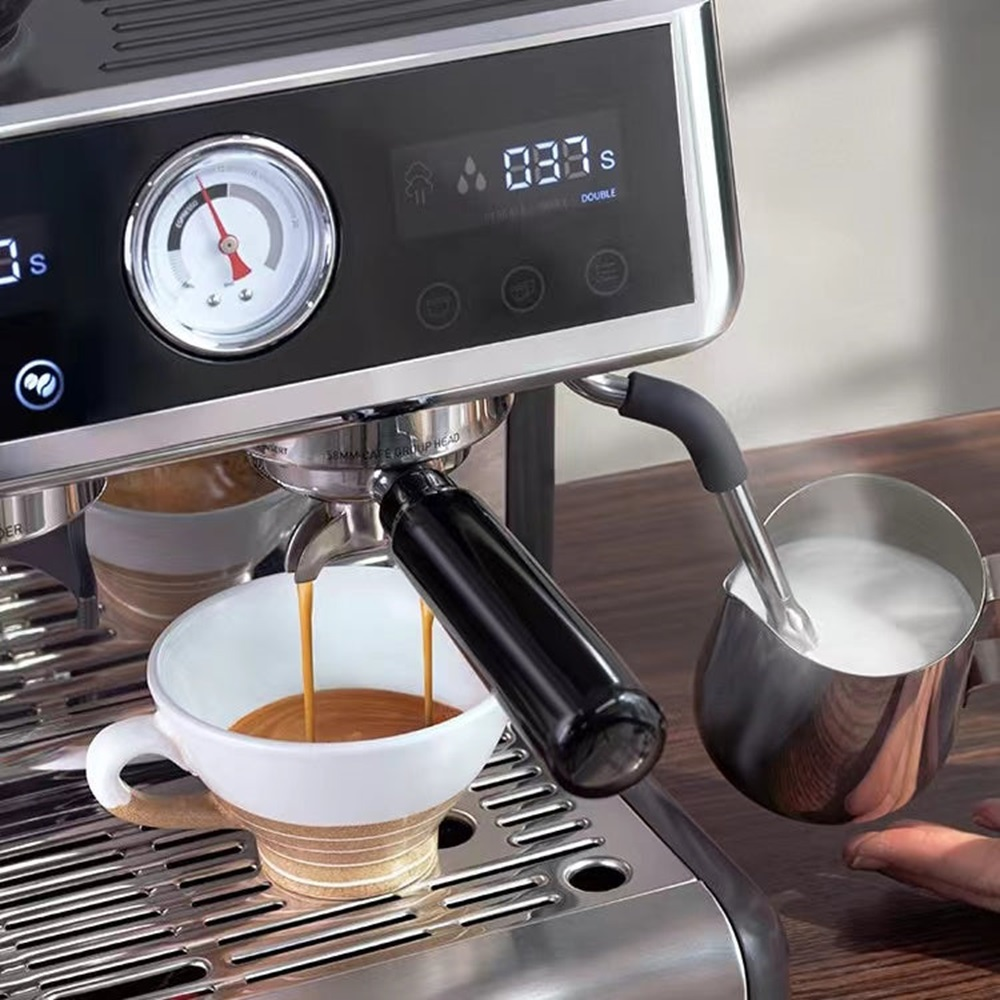 Máquina de espresso dispensando café en una taza. Una jarra para espumar leche está cerca.