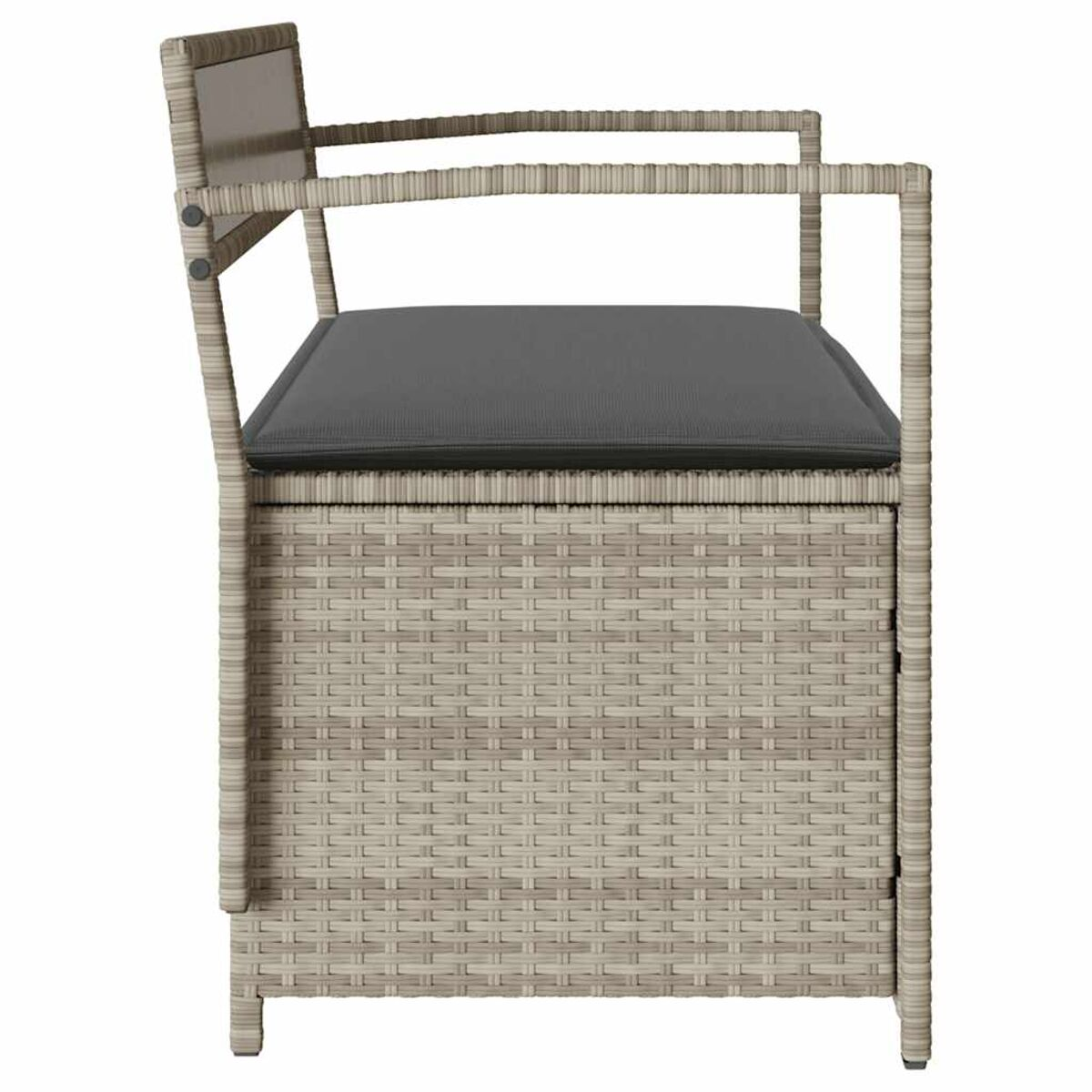 Sedia in vimini con cuscino grigio. Lo sfondo è bianco.