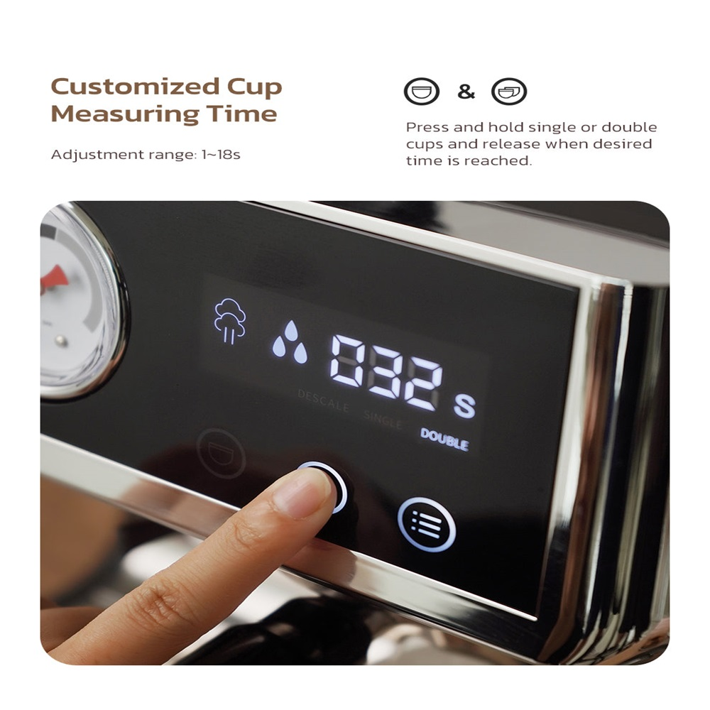 Panel de control de máquina de espresso con pantalla digital. Un dedo pulsa un botón. Muestra '032s'.