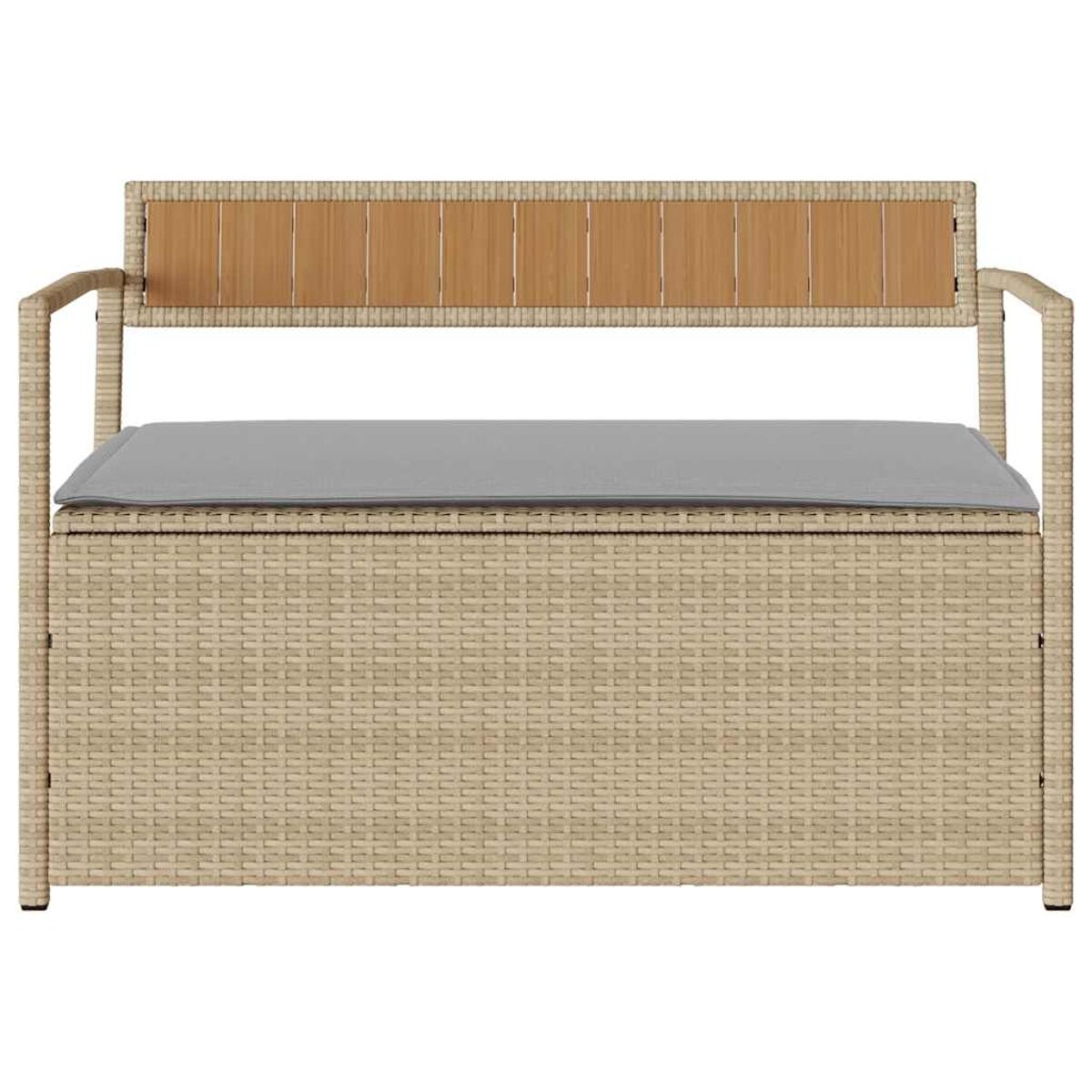 Una panchina in vimini beige con un cuscino grigio. Ha schienale e braccioli in legno.