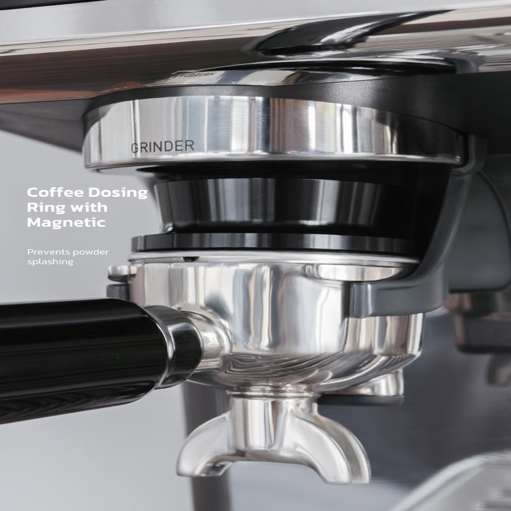 Primer plano de un molinillo y portafiltro de acero inoxidable para máquina de espresso. Texto menciona un anillo de dosificación.