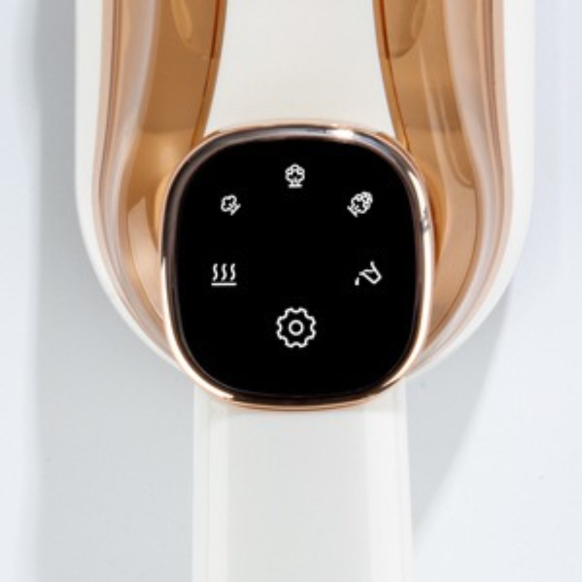 Schwarzes, rundes Bedienfeld mit Symbolen, umgeben von einem weißen und goldenen Design.