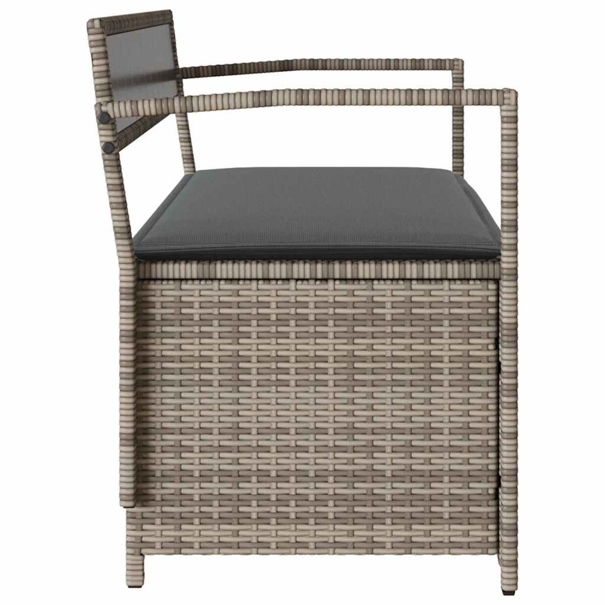 Sedia in vimini con cuscino grigio. Vista laterale che mostra la trama intrecciata e il design del telaio.