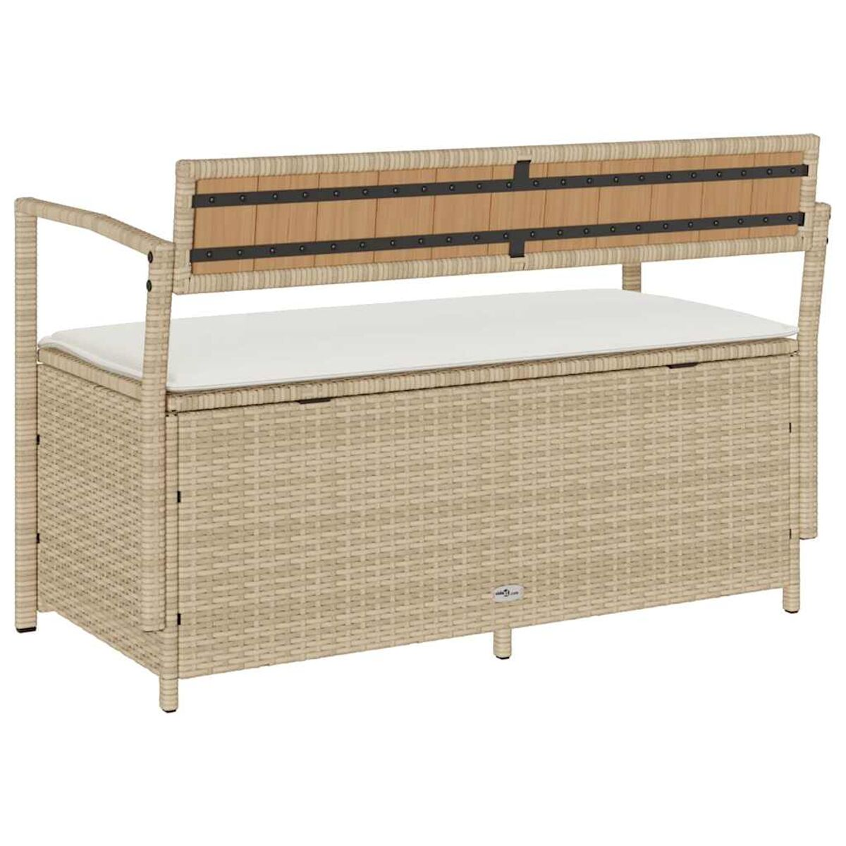 Una panca in vimini beige con un cuscino bianco e uno schienale in legno.