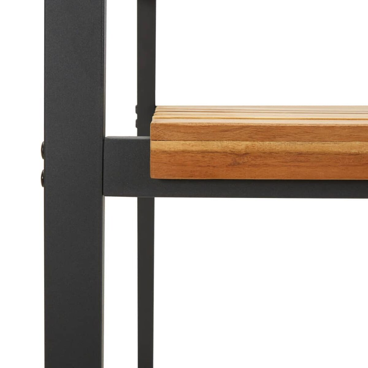 Primer plano de un marco de banco de metal y madera. El metal es negro, la madera es marrón claro.
