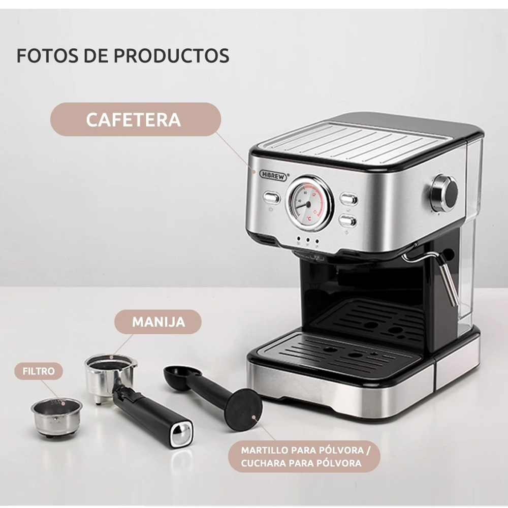 Cafetera con partes etiquetadas. Diseño plateado y negro. Fondo blanco.