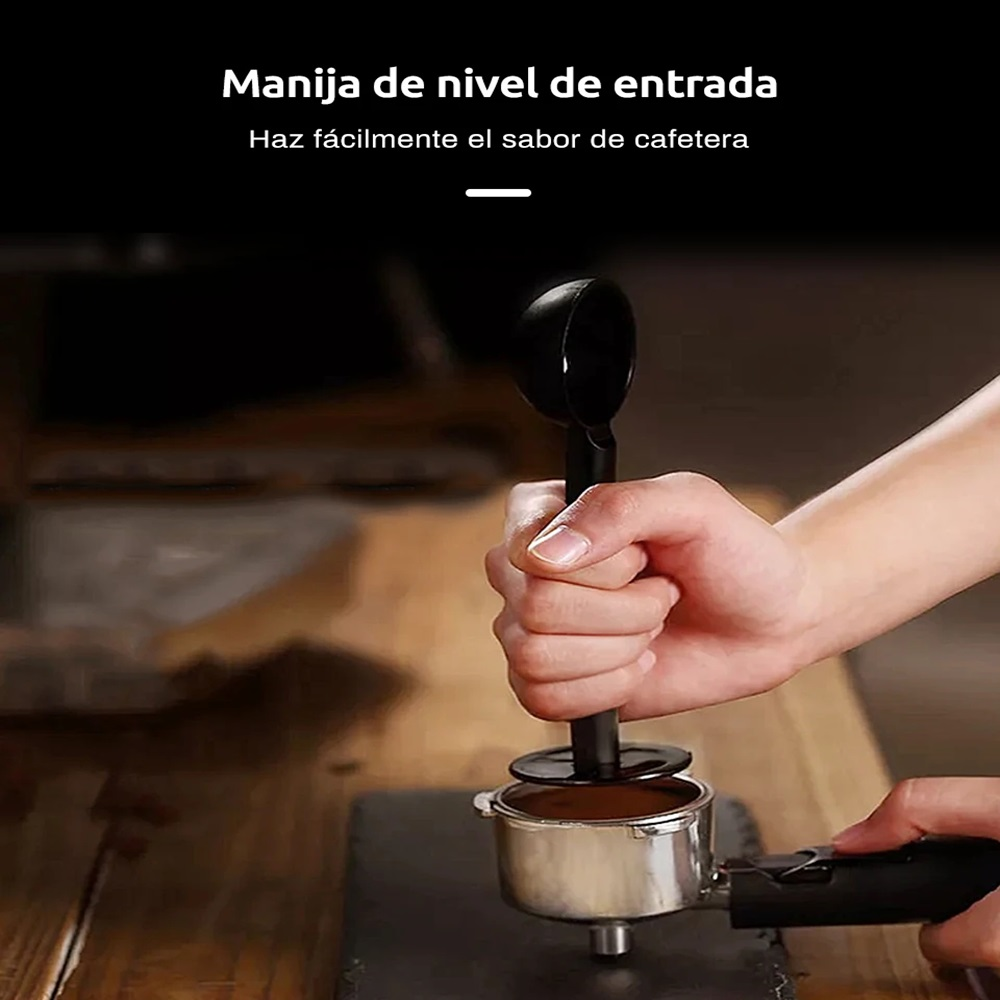 Persona usando un pisón de café en un portafiltro. Pisón y mango negros, portafiltro plateado.