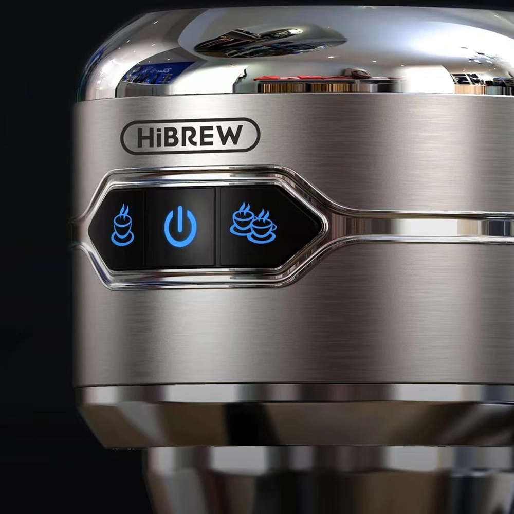 Primer plano de una máquina HiBREW plateada. Tiene botones iluminados en azul.