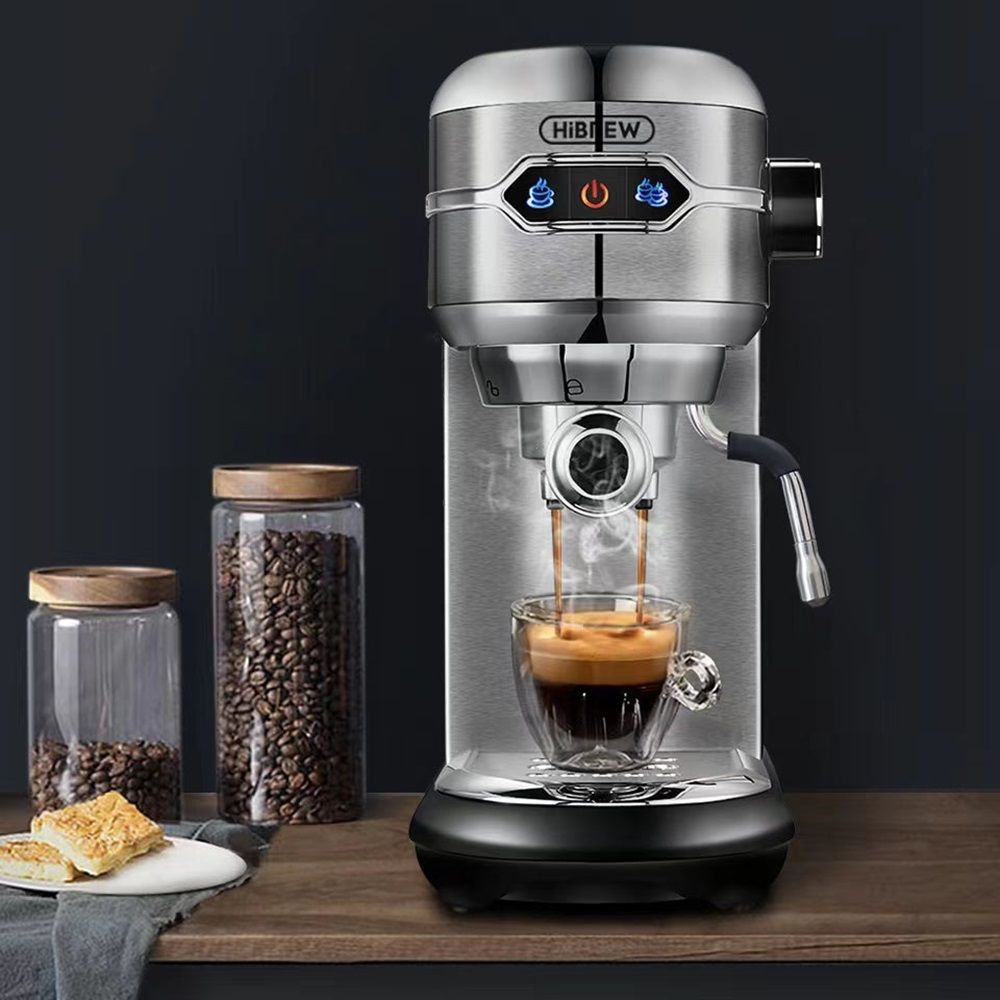 Cafetera espresso con café vertiéndose en un vaso. Frascos de granos y galletas al fondo.