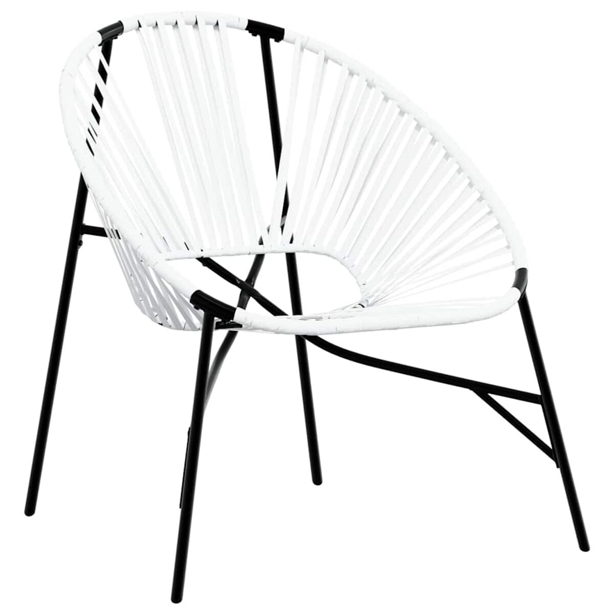 Sedia bianca con gambe in metallo nero e seduta bianca intrecciata. Isolato su bianco.