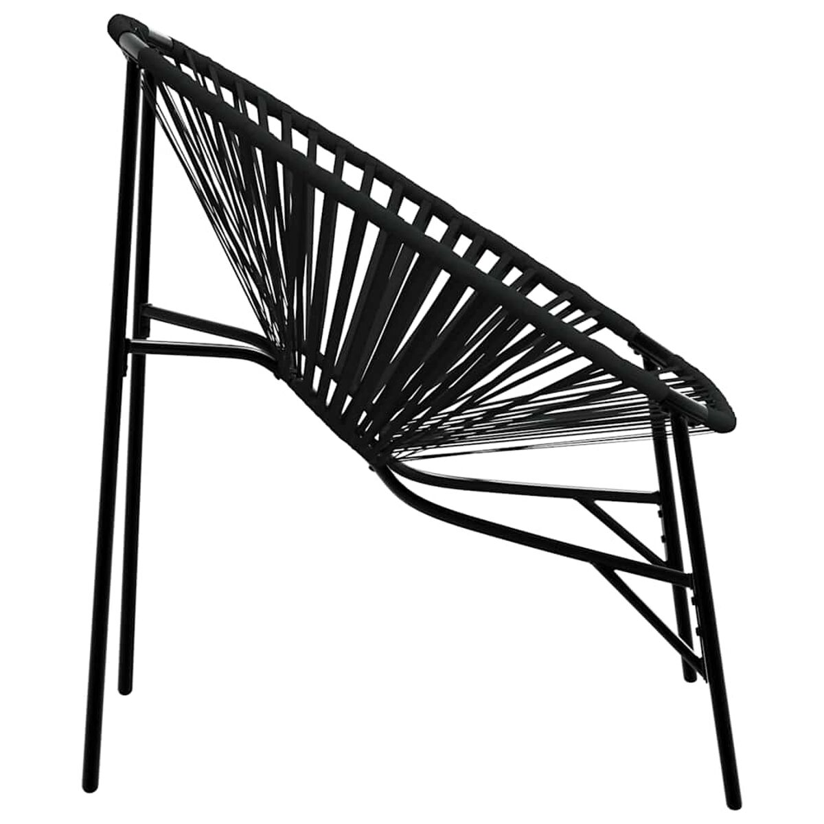 Una sedia in metallo nero con seduta rotonda intrecciata e telaio nero.