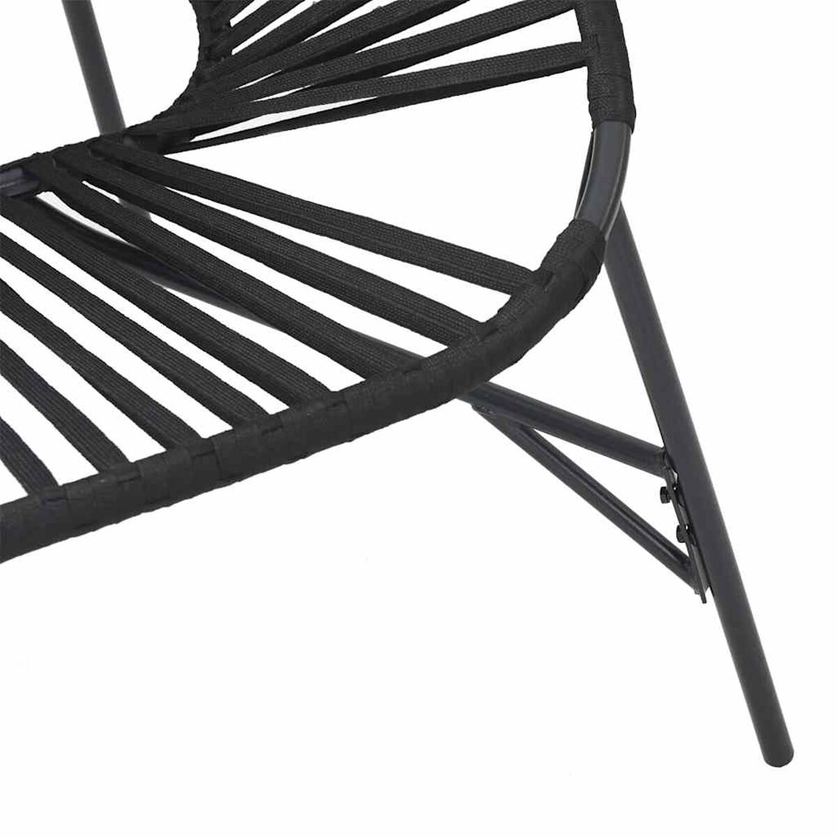 Sedia nera con seduta e gambe nere intrecciate, su sfondo bianco, ripresa dal basso.