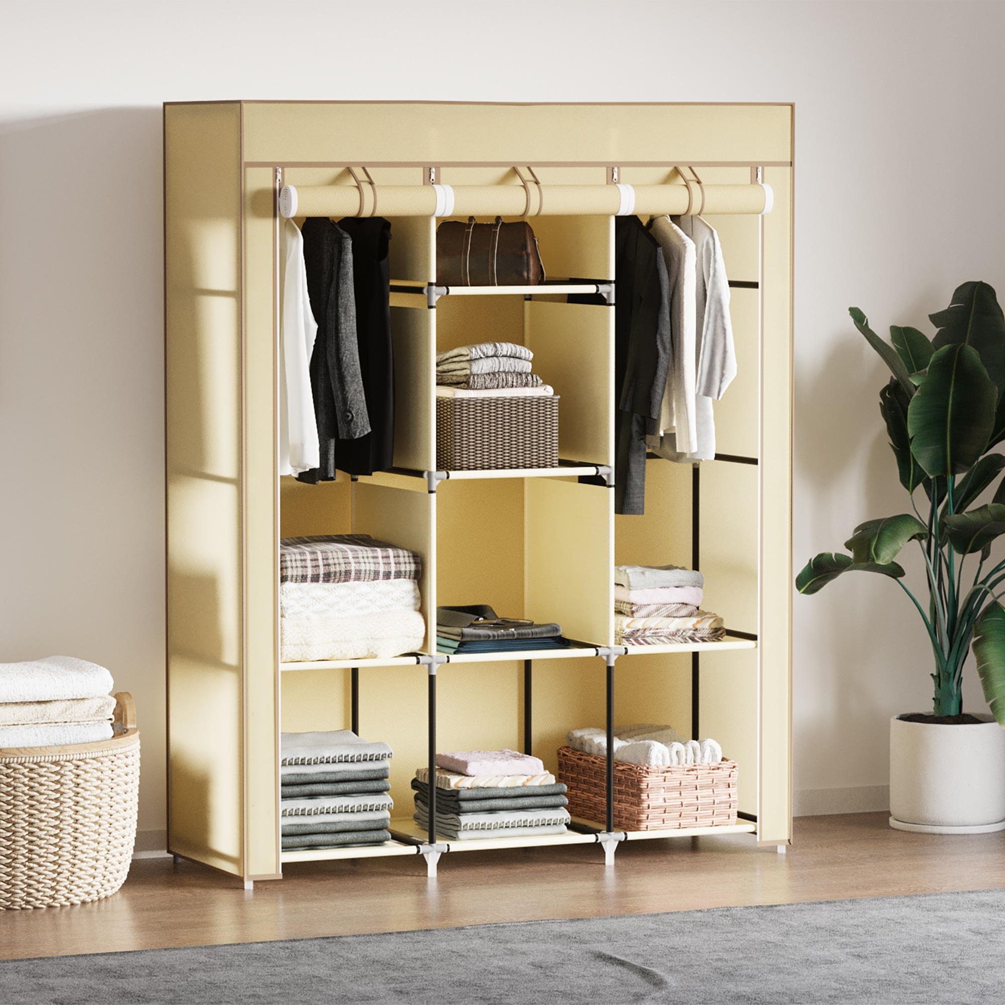 Beiger Kleiderschrank mit Regalen und Kleiderstangen, mit Kleidung und Körben darin.