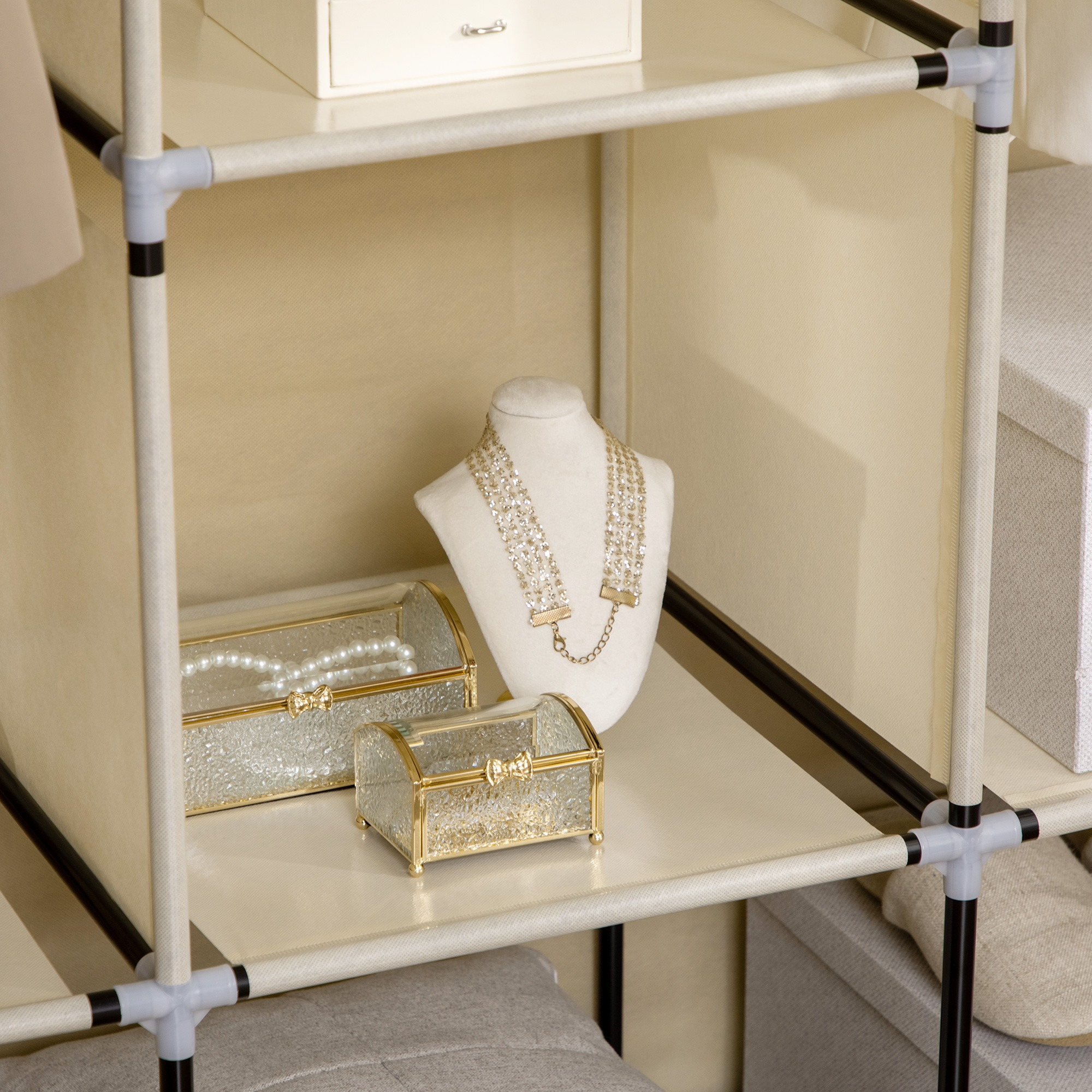 Regal mit Schmuck, Büste und Glasboxen; neutrales Farbschema.