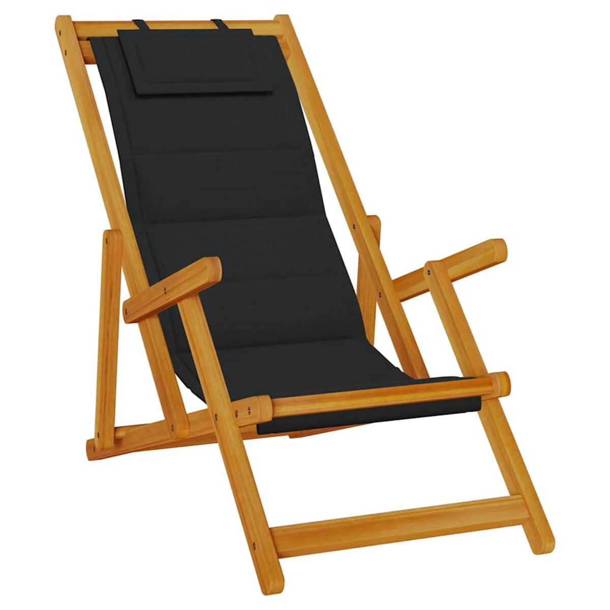 Sedia da spiaggia pieghevole in legno con seduta e poggiatesta imbottiti neri. Su sfondo bianco.