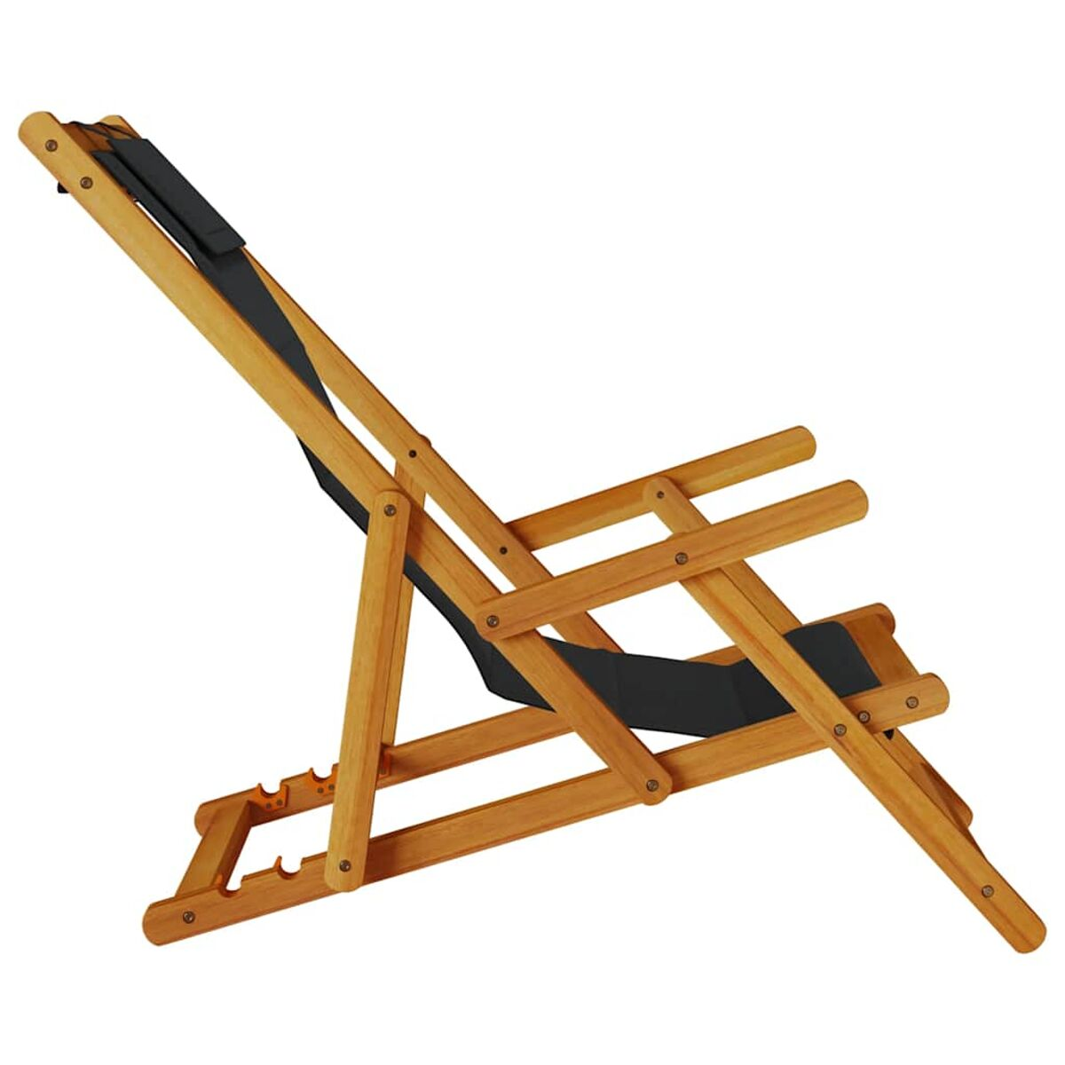 Una sedia da spiaggia in legno con seduta in tessuto nero su sfondo bianco.