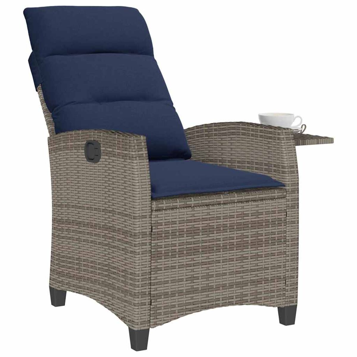 Sedia in rattan con cuscino blu, tavolino e tazza bianca.