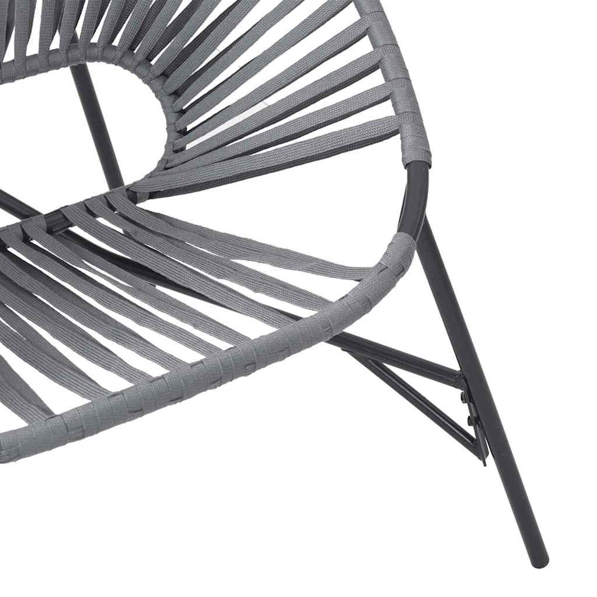 Primo piano di una sedia grigia con schienale arrotondato in tessuto grigio intrecciato e gambe in metallo nero.