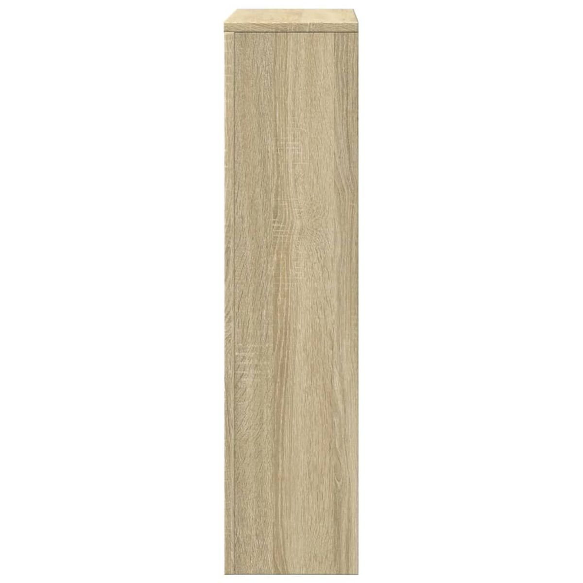 Hoher, heller Holzschrank von der Seite betrachtet.