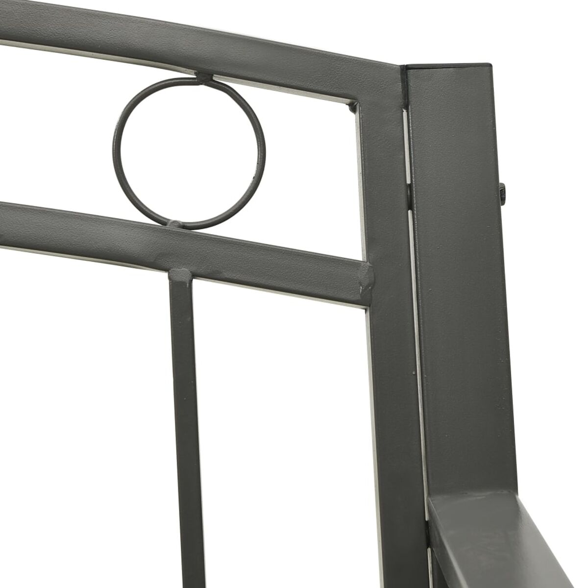 Primo piano di una recinzione in metallo nero con un elemento circolare decorativo e sfondo bianco.
