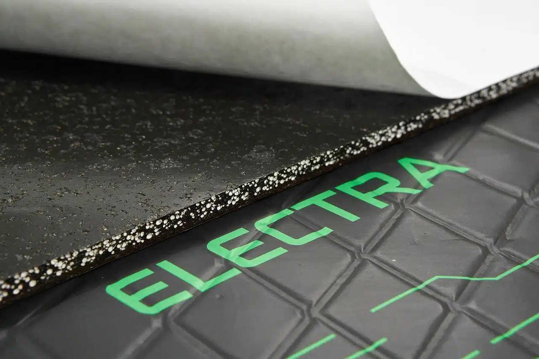 Nahaufnahme einer schwarzen, strukturierten Oberfläche mit grünem Text 'ELECTRA'.