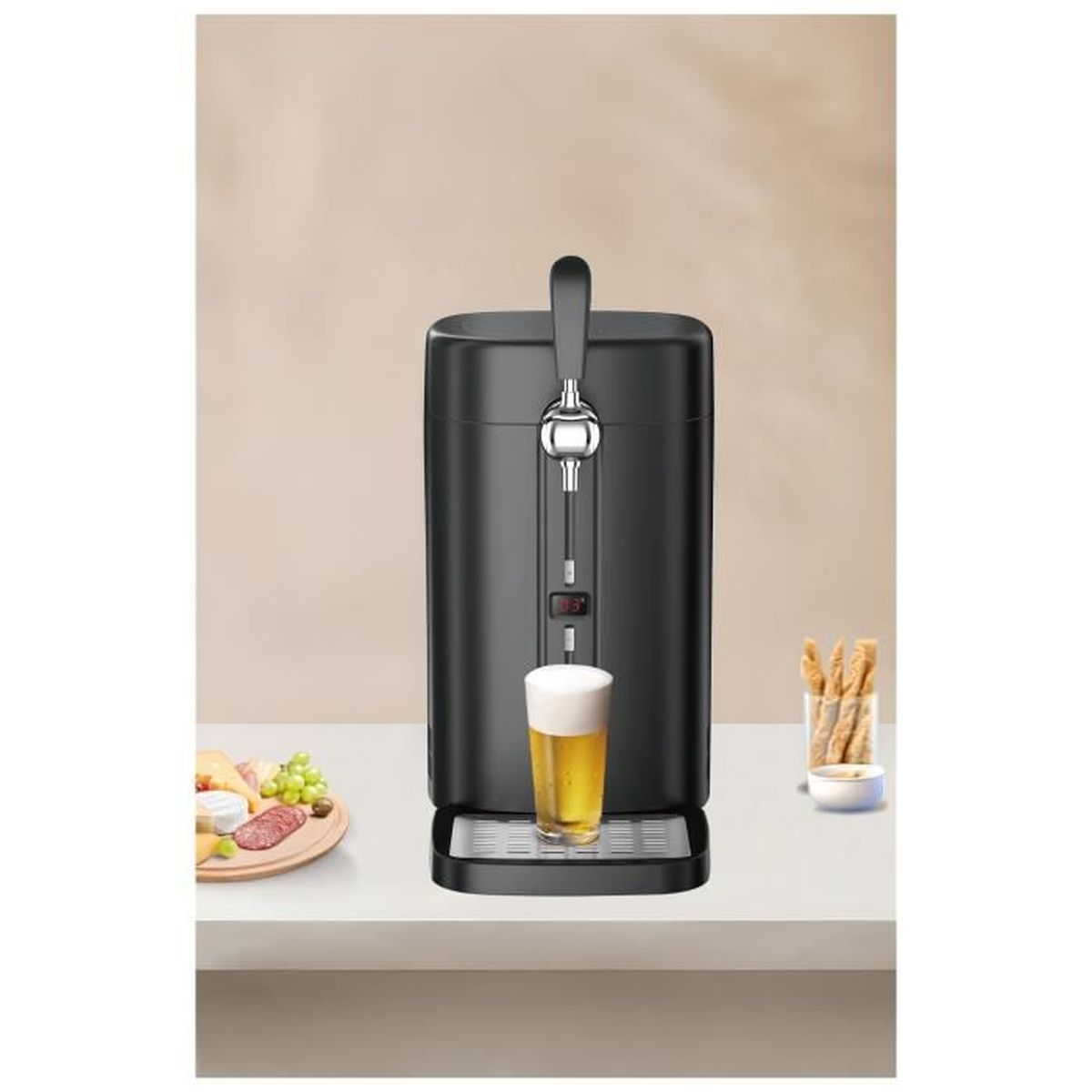 Ein schwarzer Bierausgießer mit einem Bierglas. Auf einem Tisch steht Essen.