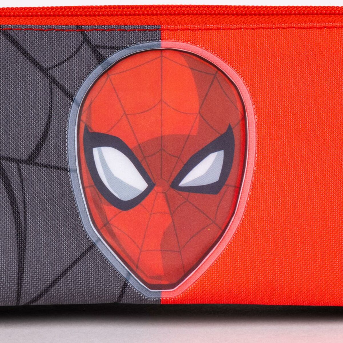 Estuche de Spider-Man, rojo y gris, con la cara de Spider-Man en una ventana transparente.