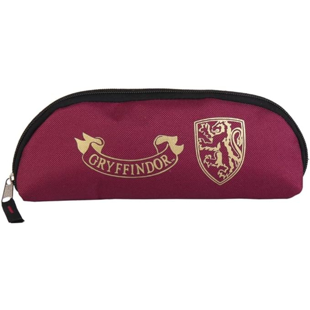 Un estuche de lápices burdeos con un escudo y letras doradas de Gryffindor.