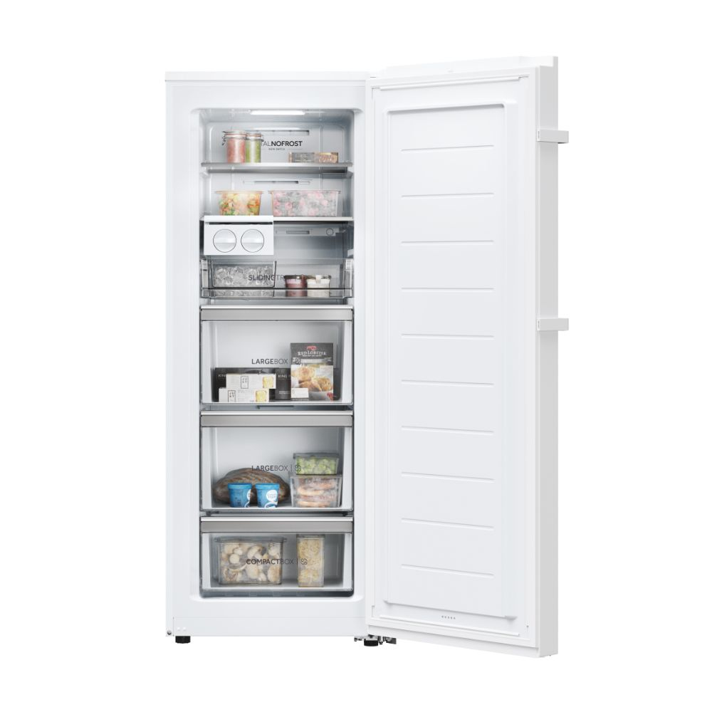 Freezer bianco aperto con contenuto visibile. Cassetti e ripiani contengono cibi surgelati.