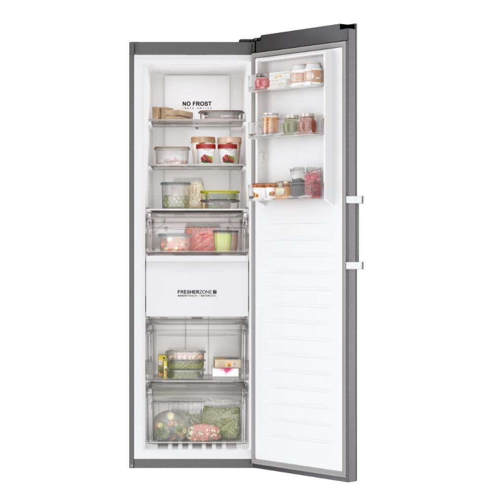 Refrigerador abierto con estantes y cajones llenos de alimentos, verduras y frascos.