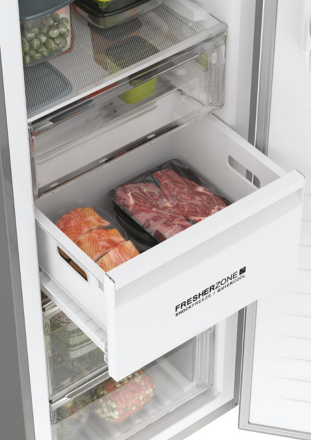 Interior de un refrigerador, mostrando cajones con alimentos en ellos.