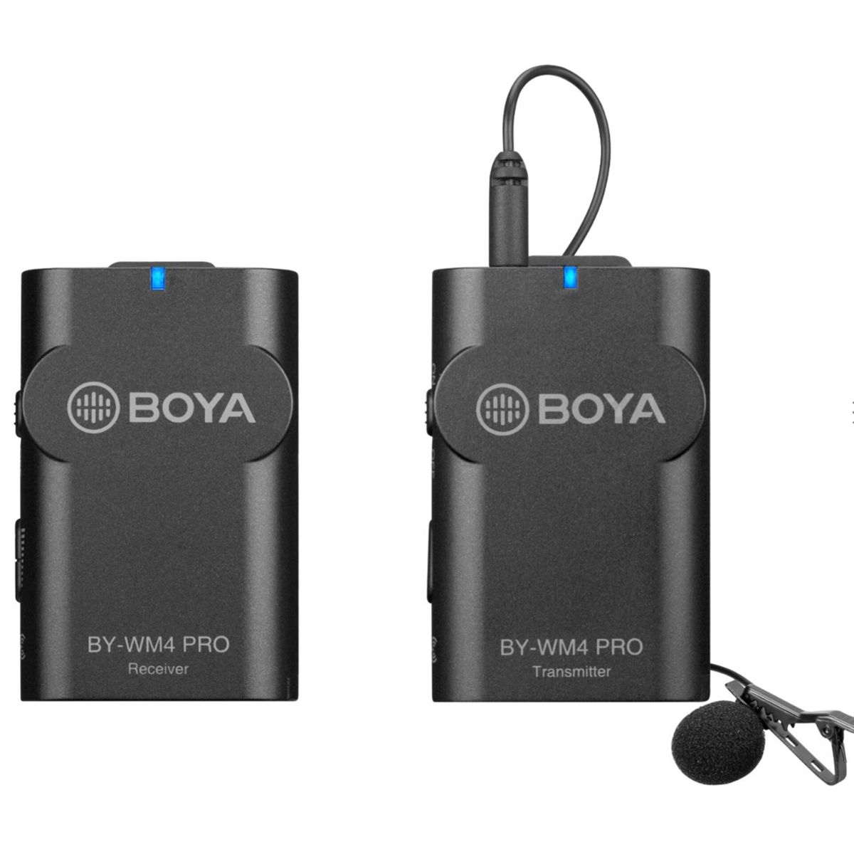Twee zwarte BOYA draadloze microfoonontvangers. Ze hebben een microfoon aangesloten.
