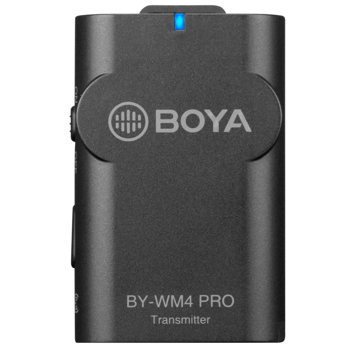 Een zwarte draadloze microfoonzender met het logo van BOYA en een blauwe LED-indicator.