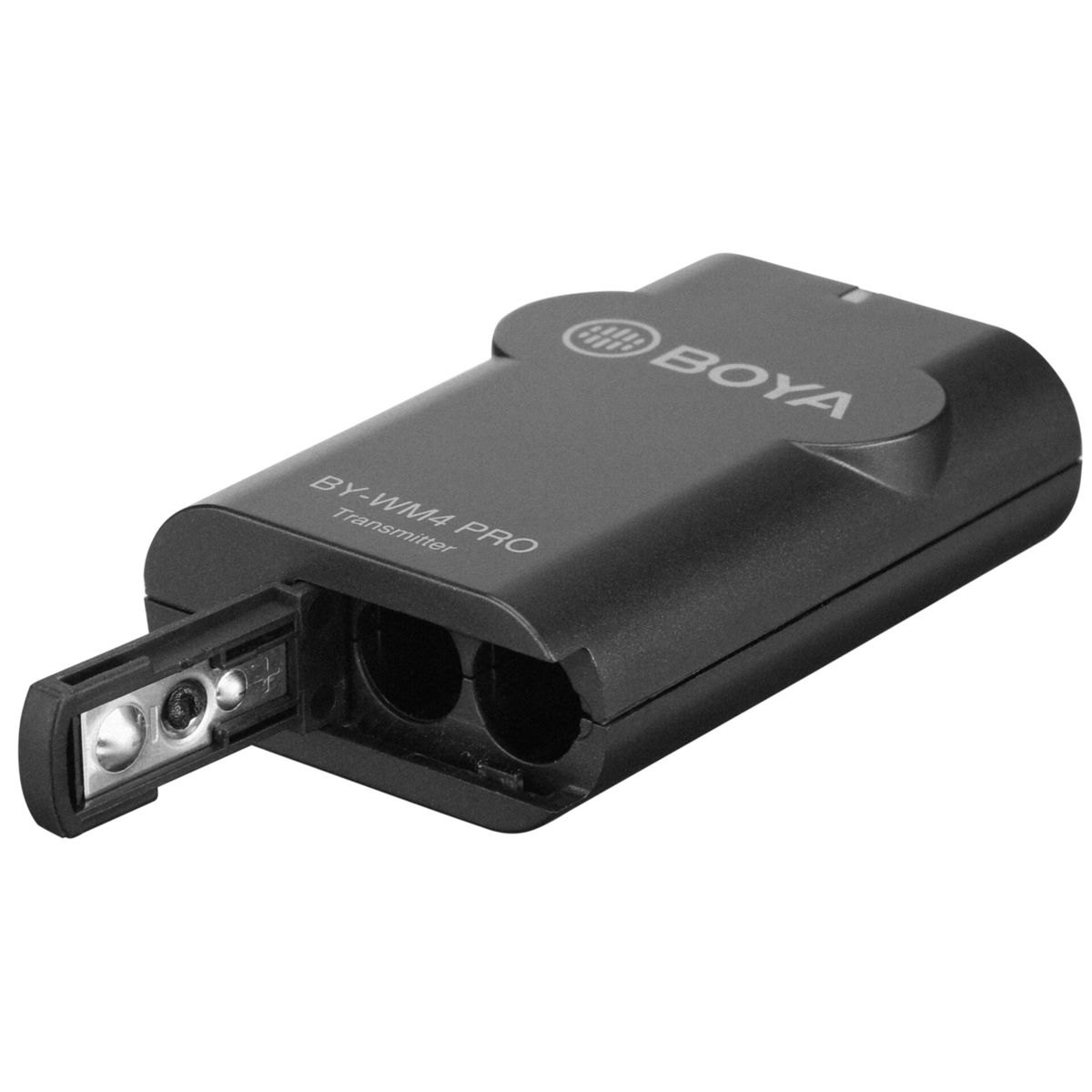 Zwarte rechthoekige audioszender met een open batterijcompartiment. Het merk is BOYA.