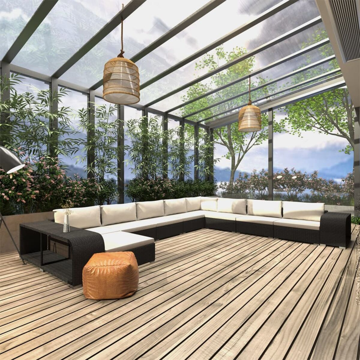 Patio esterno con pavimento in legno, un grande divano e un tetto in vetro, con alberi sullo sfondo.