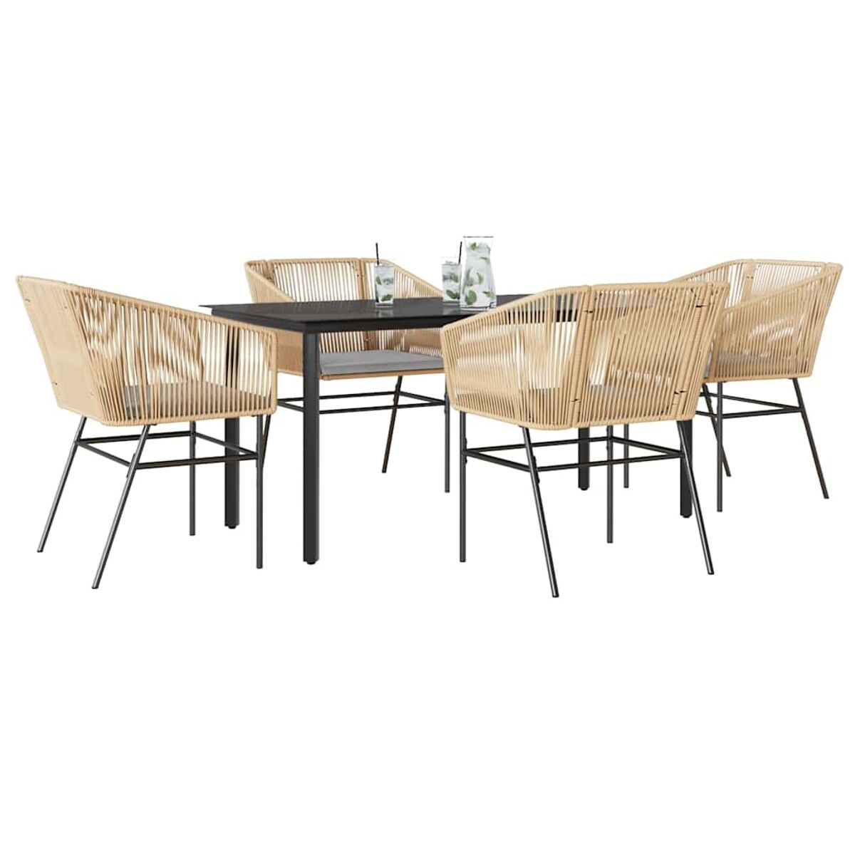 Ein Ess-Set mit vier gewebten Stühlen, einem schwarzen Tisch und zwei Gläsern mit Eis, weißer Hintergrund.