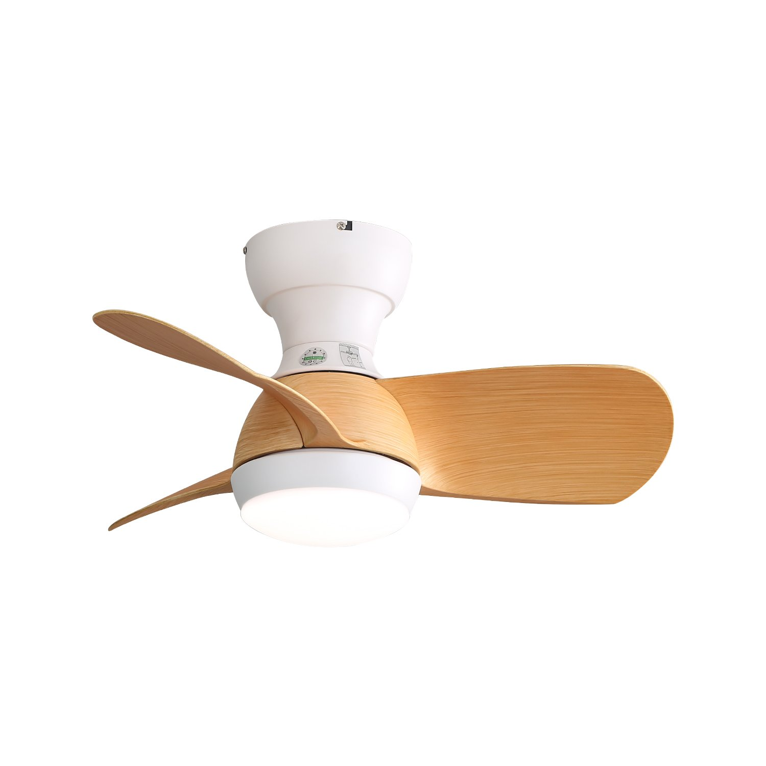 Weißer Deckenventilator mit drei Holzflügeln und Licht. Weißer Hintergrund.