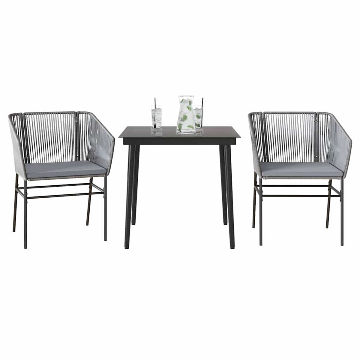 Terrassenset, 2 Stühle und ein Tisch, mit Getränken, auf weißem Hintergrund.