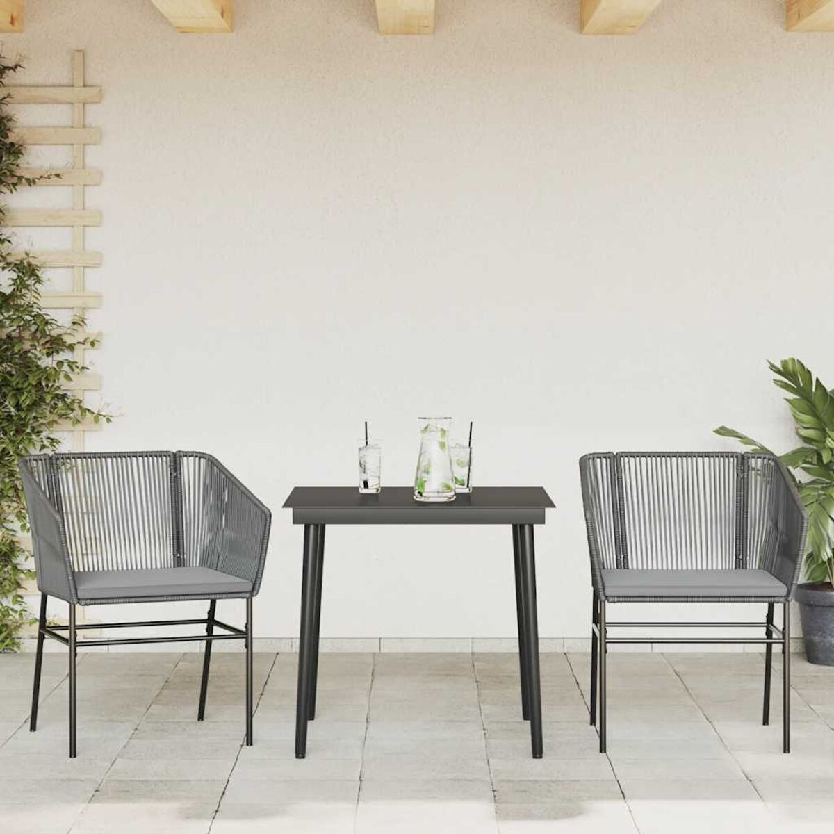 Eine Outdoor-Terrassengarnitur mit einem Tisch und zwei Stühlen.