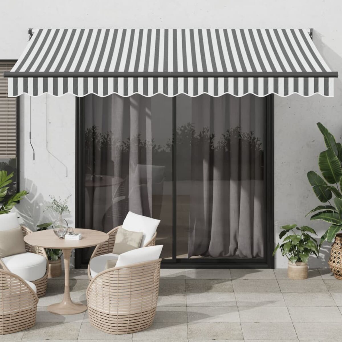 Una scena di patio con una tenda a strisce e mobili da esterno. C'è una porta.