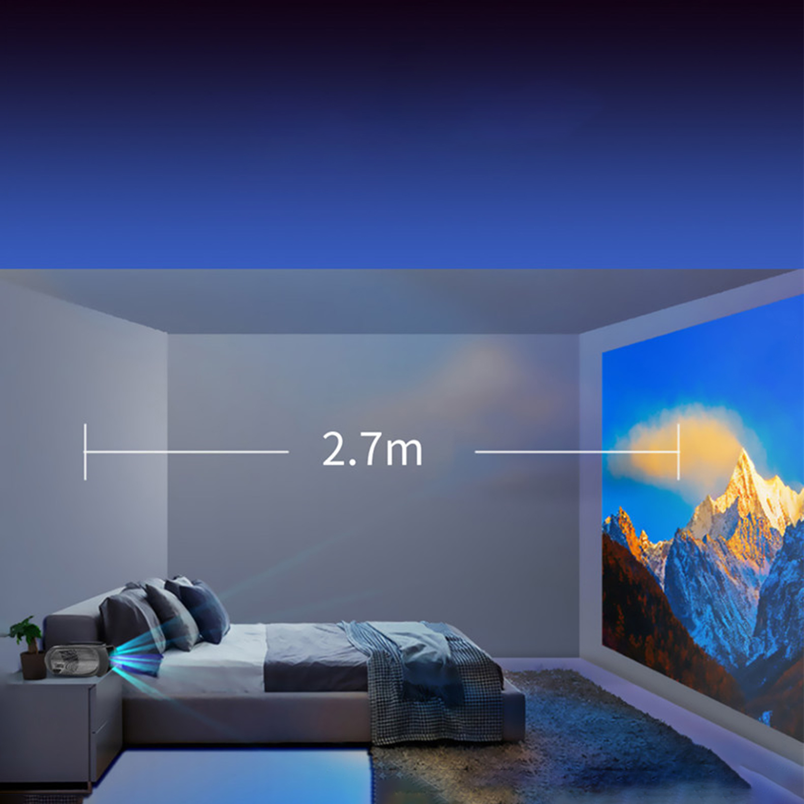 Zimmer mit Projektor, der eine Bergszene an die Wand wirft. Bett und Nachttisch sind sichtbar.