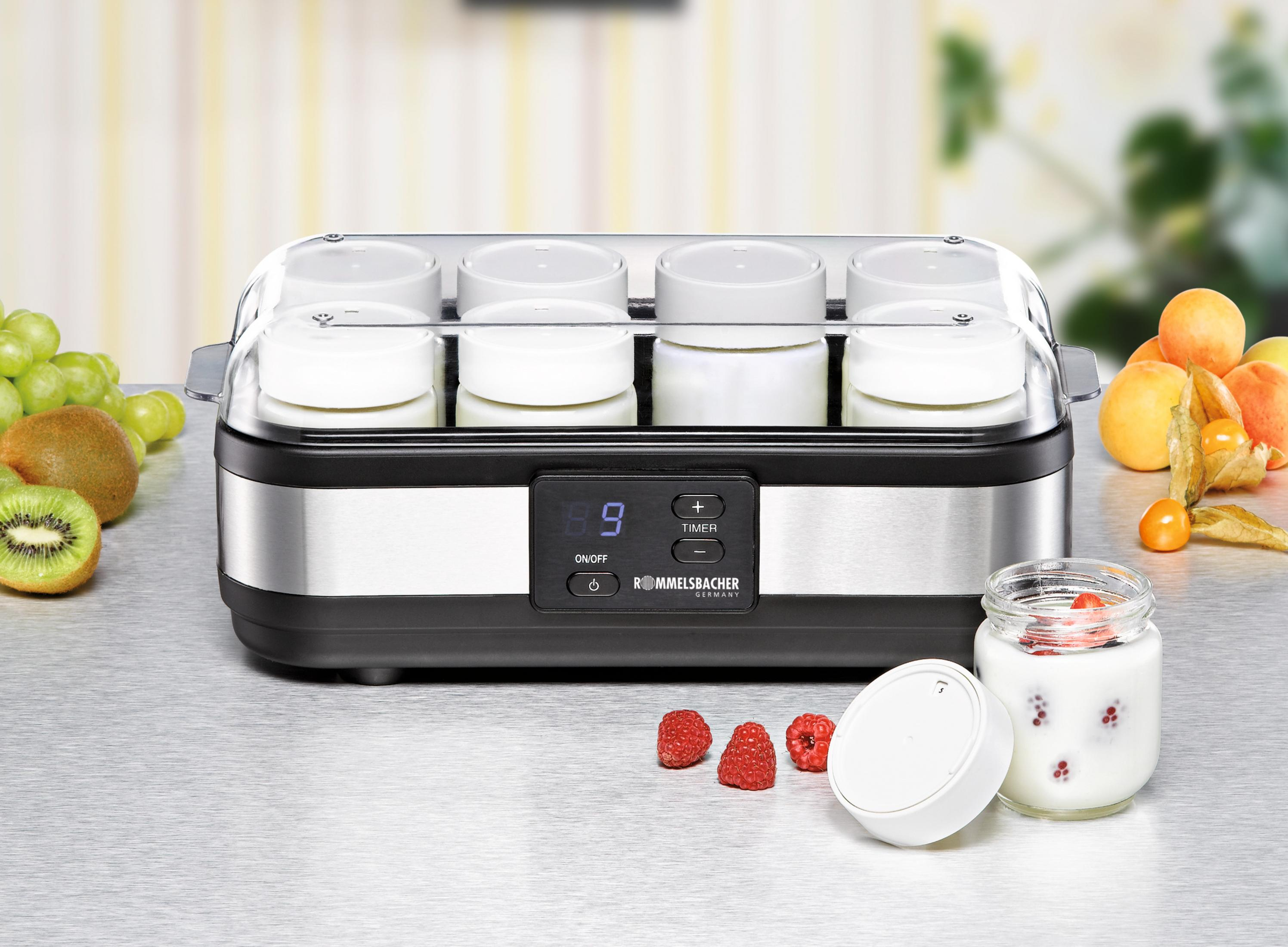 Joghurtbereiter mit Joghurtgläsern, Obst und Digitalanzeige.