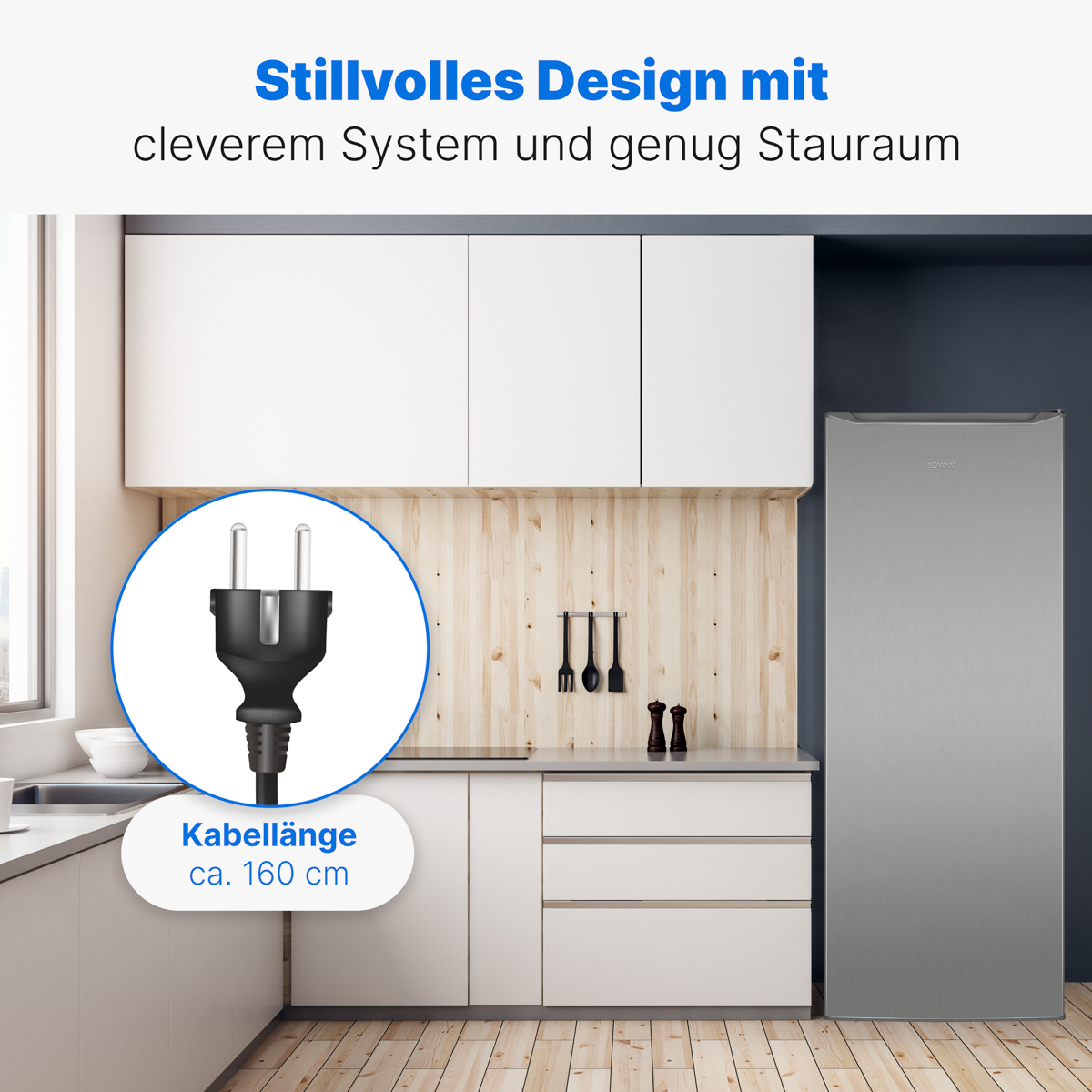 Küchenszene mit weißen Schränken, Holzwand und einem silbernen Kühlschrank.
